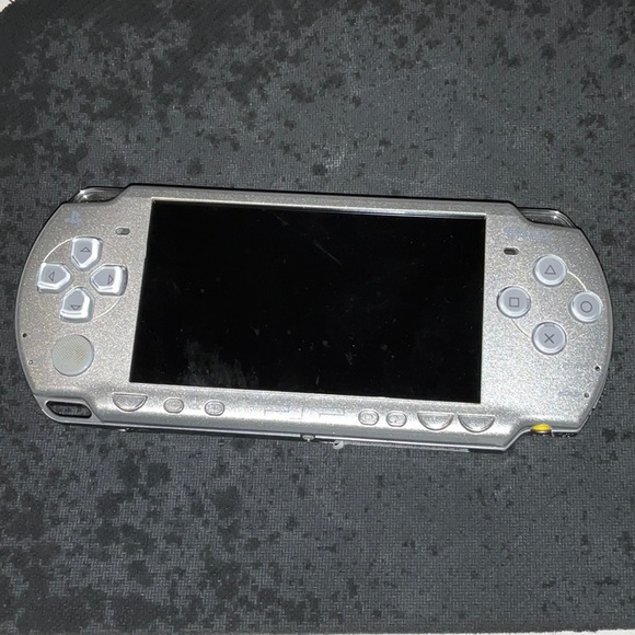 [Silver] PSP 2000 Console - Picture 2 of 5
